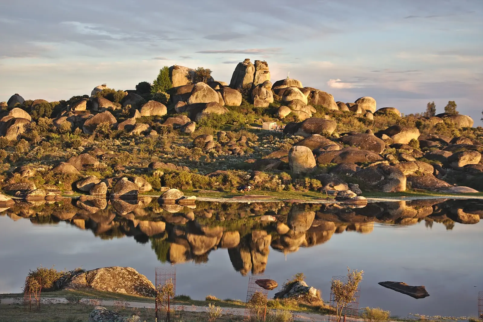 Los Barruecos, bolos de granito reflejados en el agua