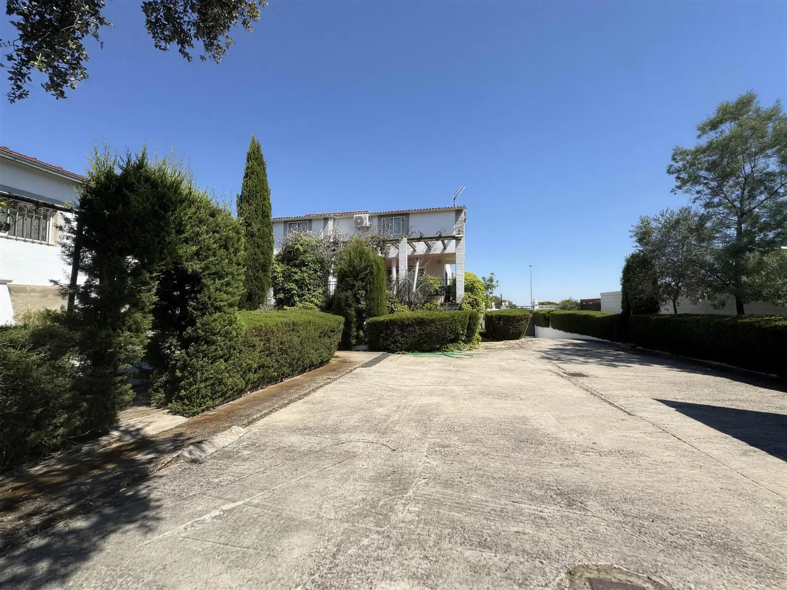 La casa vista desde el camino de entrada