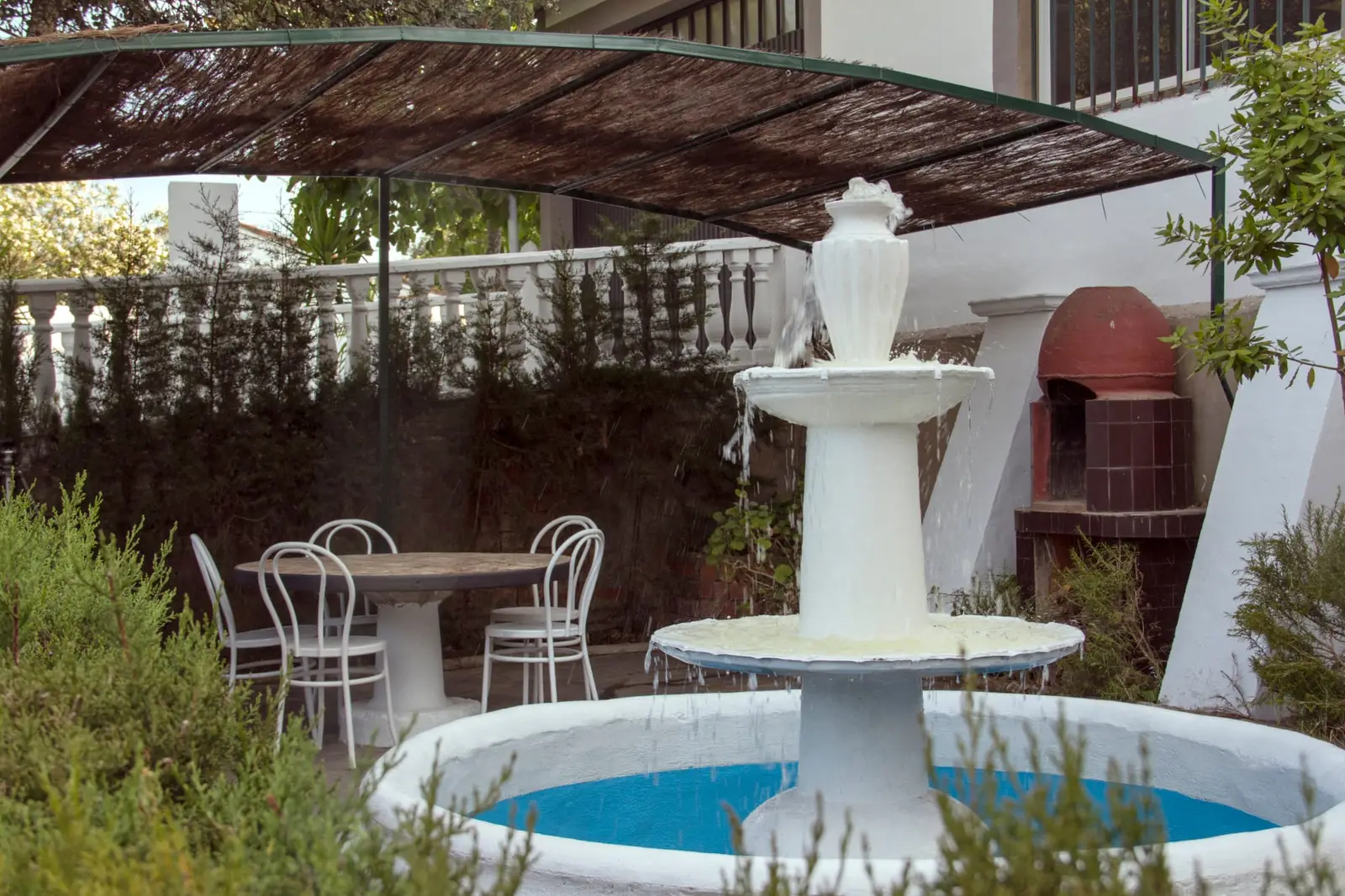 Columpio de madera bajo la pérgola de vid