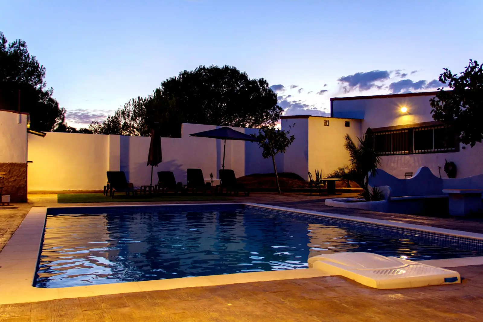 La piscina al atardecer, con las luces encendidas