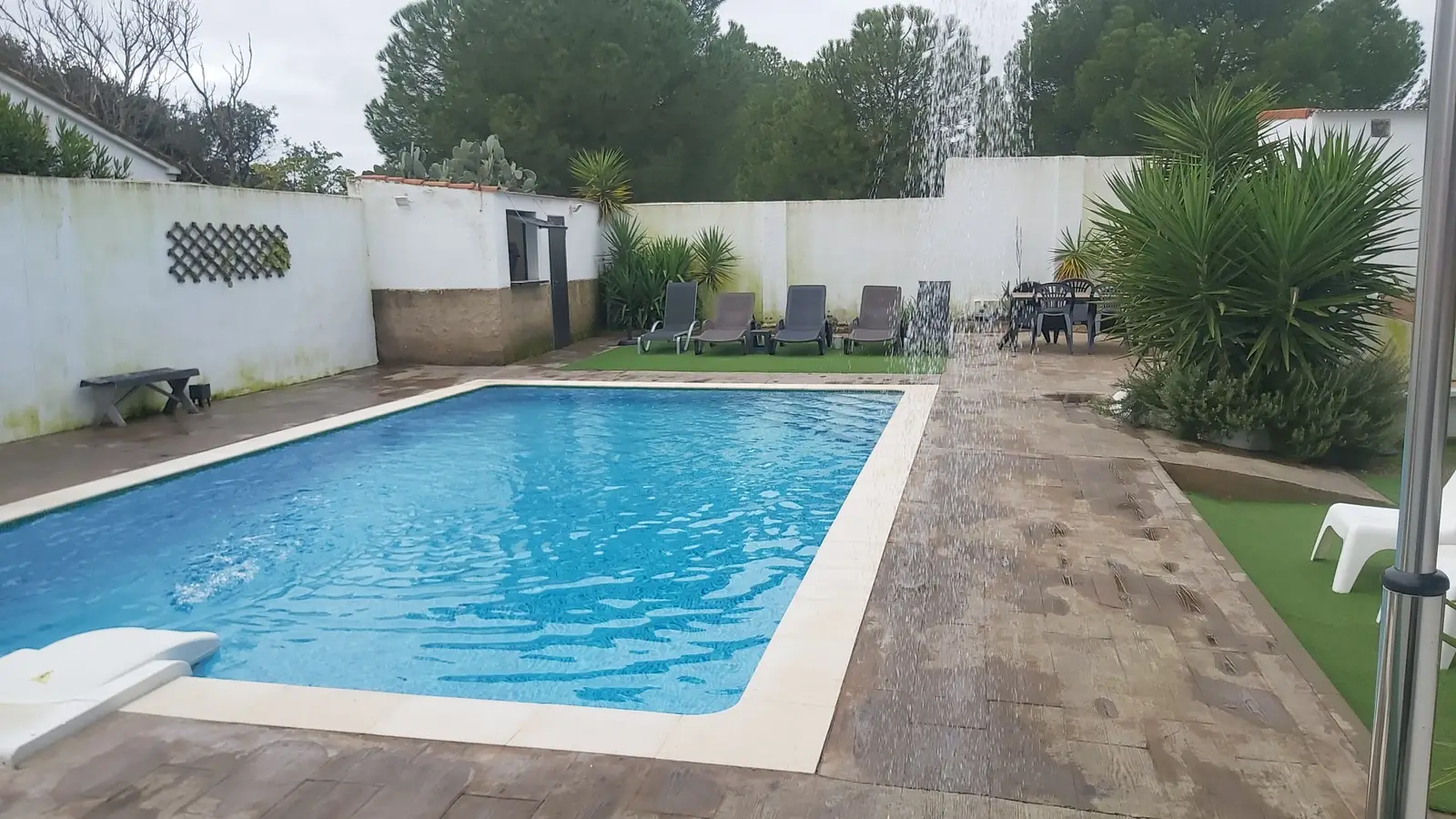 Piscina vista desde las tumbonas de obra