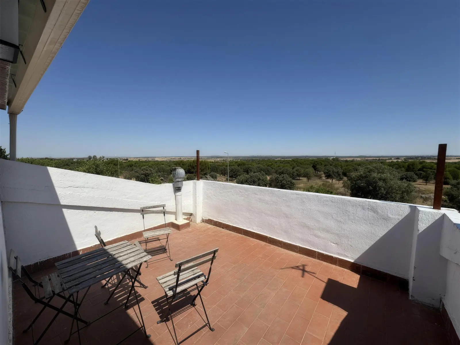 Terraza alta con vistas al campo cacereño hasta el horizonte