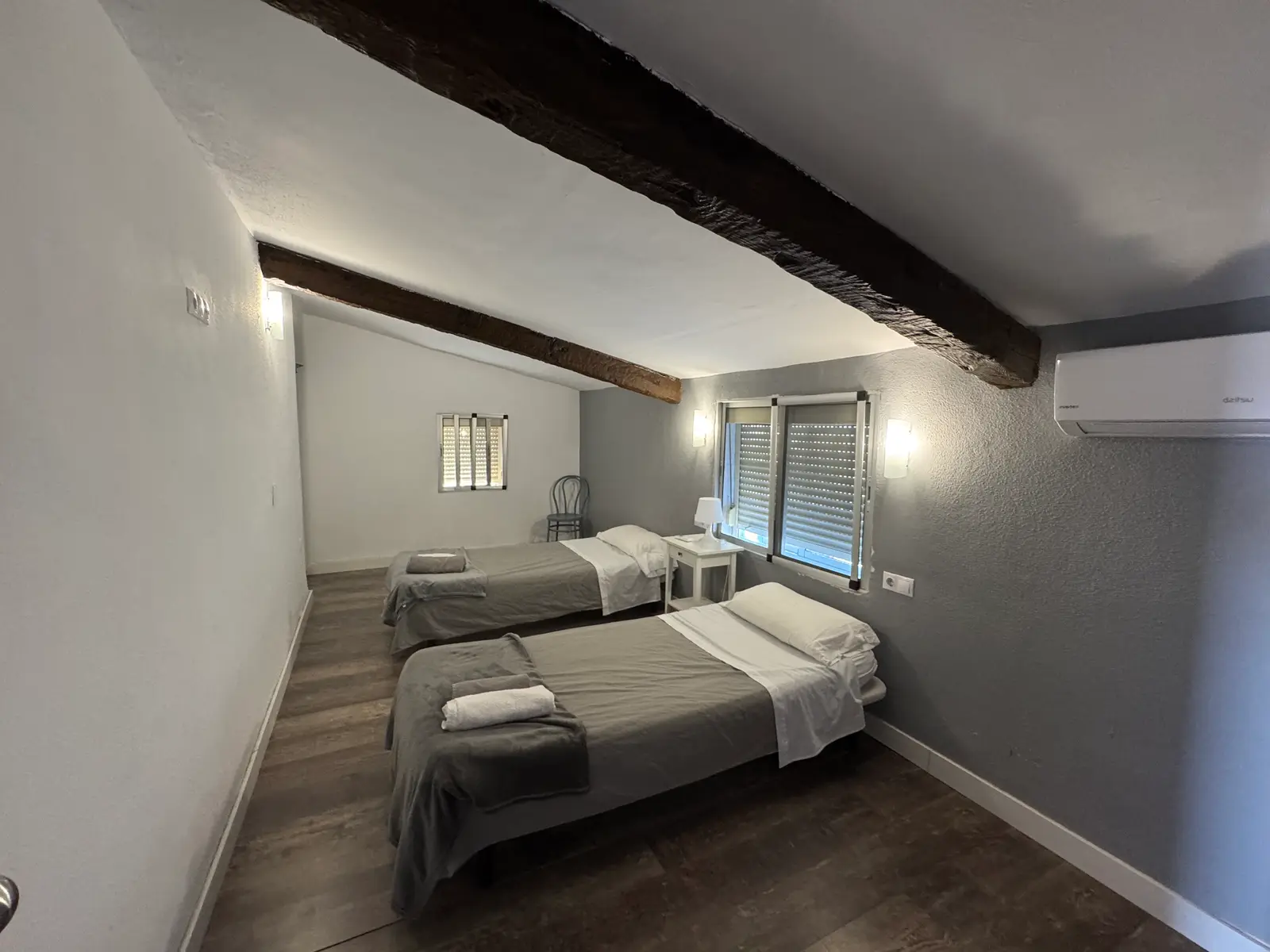 Habitación abuhardillada con dos camas