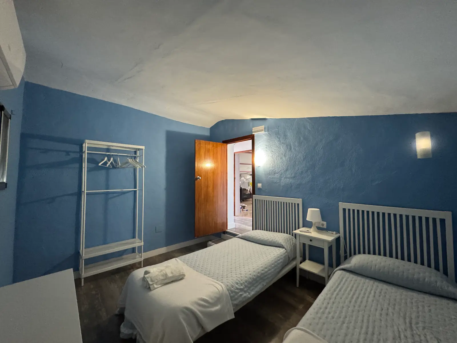 Dormitorio con dos camas en el ático