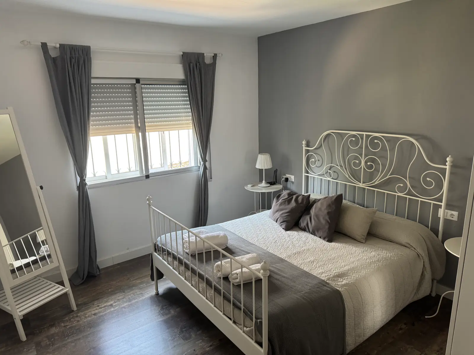 Habitación con cama de matrimonio