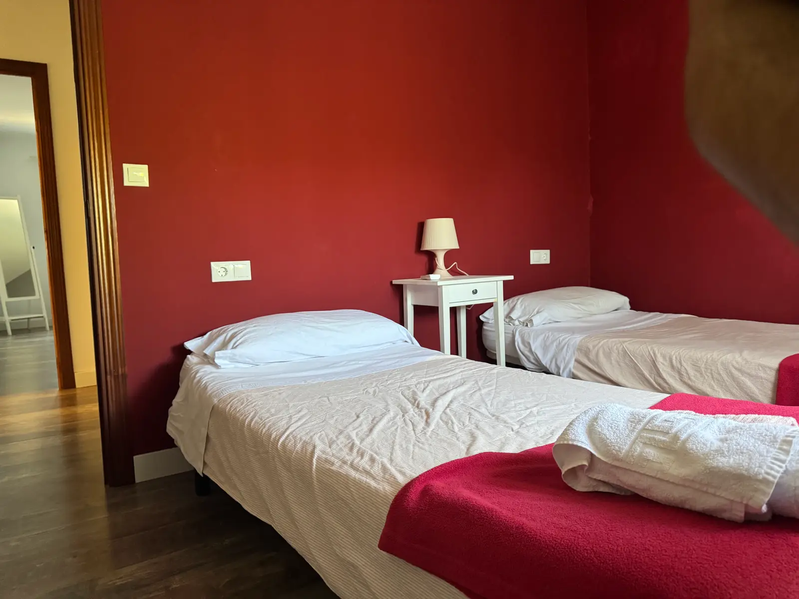 Dormitorio con dos camas