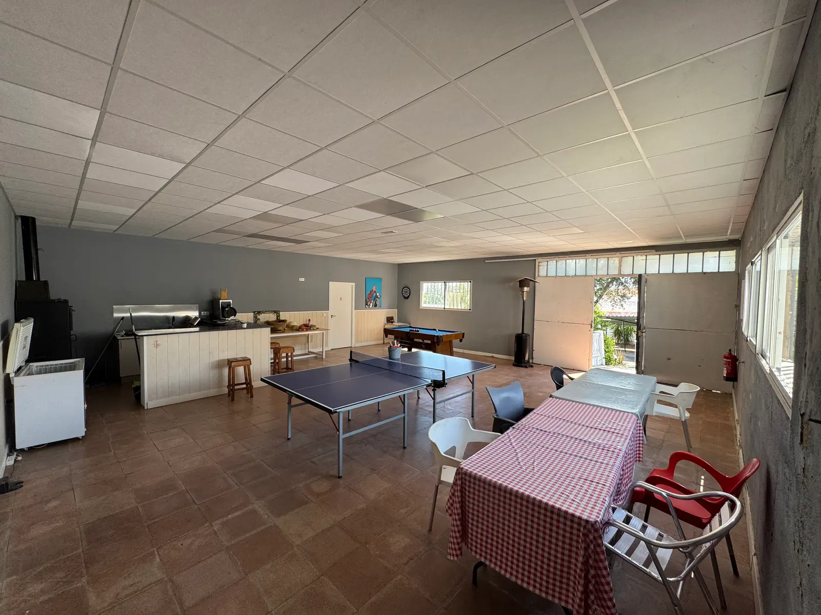 Sala de juegos con mesa de ping-pong