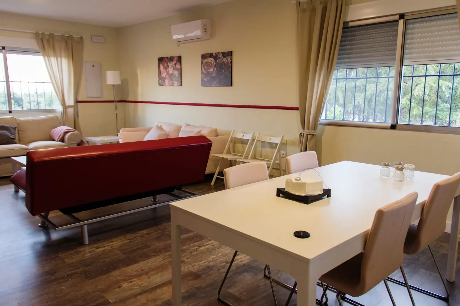 Salón con sofás y mesa de comedor